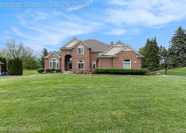 Property at 36 Knorrwood Dr, Rochester, MI 48306, 4 beds, 4.5 baths