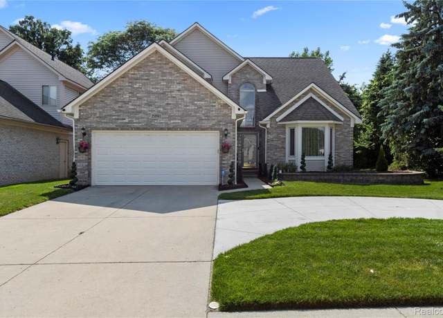 Property at 25893 Golf Pointe Dr, Southfield, MI 48075, 4 beds, 2.5 baths