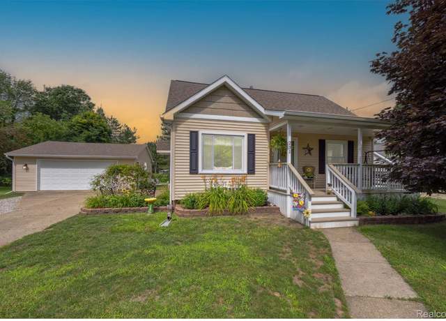 Property at 231 Ponchartrain Dr, Fenton, MI 48430, 3 beds, 1 bath