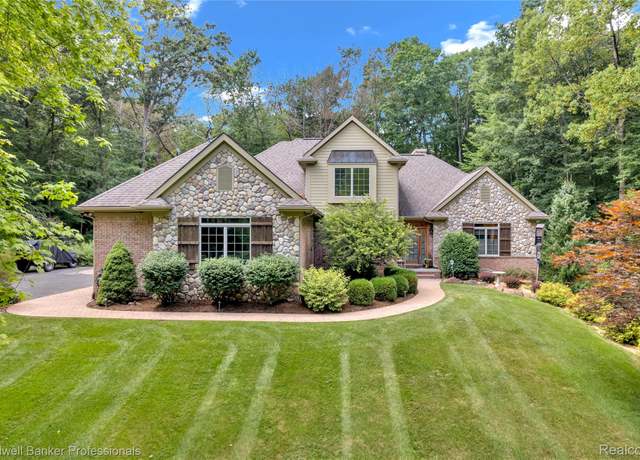 Property at 3690 Hickory Rim Dr, Groveland Township, MI 48462, 4 beds, 4.5 baths