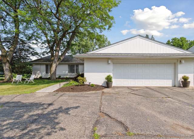 Property at 5348 Greenbriar Dr, West Bloomfield, MI 48323, 3 beds, 3.5 baths