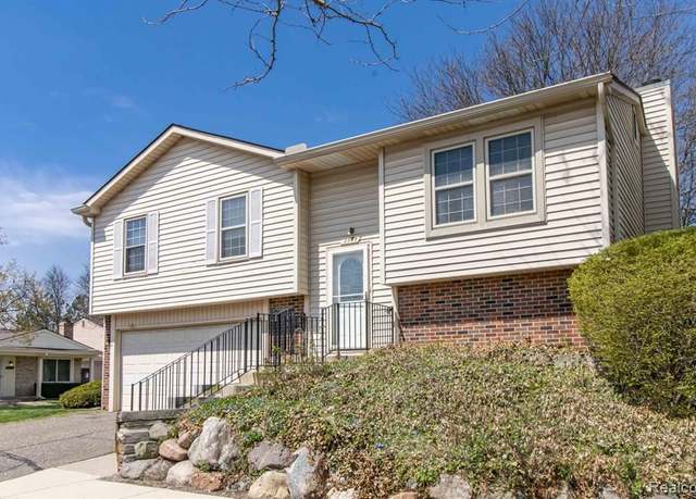 Property at 2975 Roundtree Dr, Troy, MI 48083, 3 beds, 1.5 baths