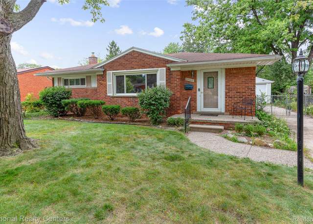 Property at 23065 Warner St, Farmington, MI 48336, 3 beds, 2.5 baths
