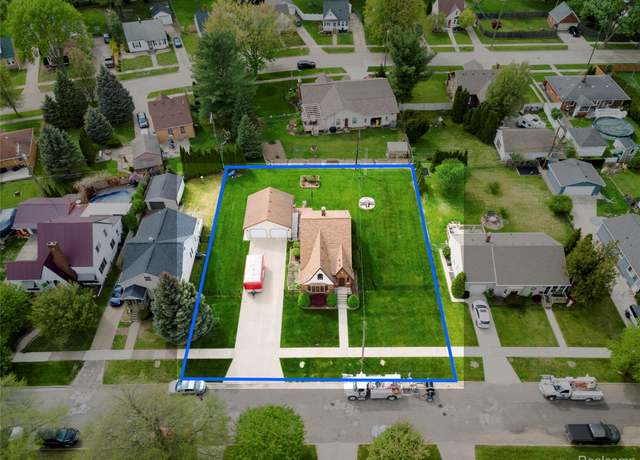 Property at 1470 Wellesley Dr, Mt Clemens, MI 48043, 5 beds, 1.5 baths