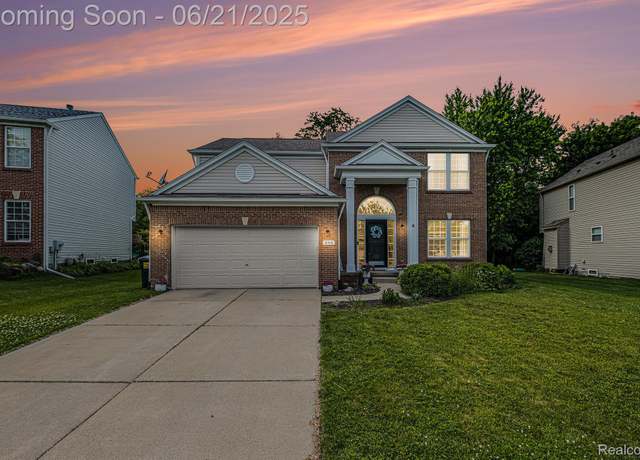 Property at 894 Canyon Creek Dr, Holly, MI 48442, 4 beds, 2.5 baths