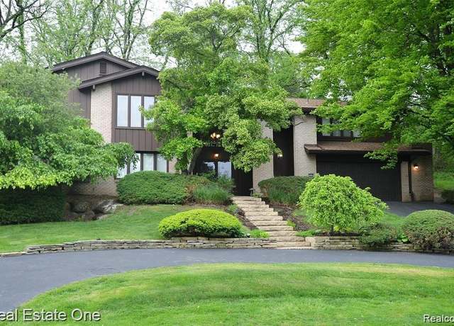 Property at 3058 Bloomfield Park Dr, West Bloomfield, MI 48323, 4 beds, 4.5 baths