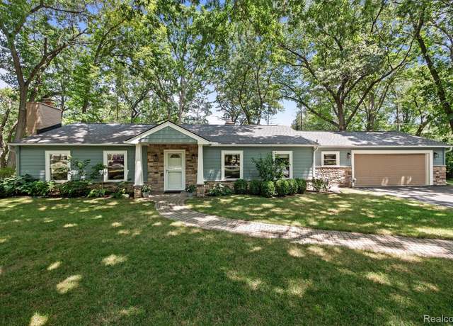 Property at 2580 S Christian Hills Dr, Rochester Hills, MI 48309, 3 beds, 2.5 baths