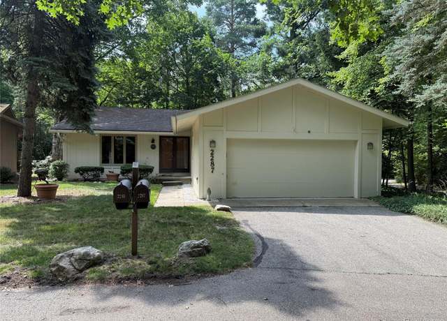 Property at 2287 Forest Glen Gln W, West Bloomfield, MI 48324, 2 beds, 2 baths