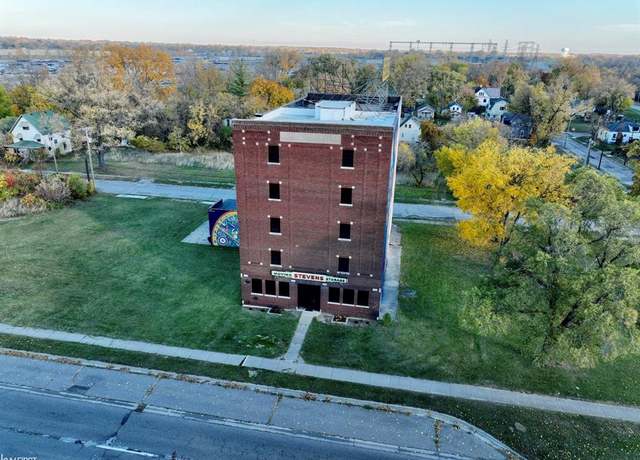 Property at 1273 Broadway Blvd, Flint, MI 48506, 5 beds, 1.5 baths