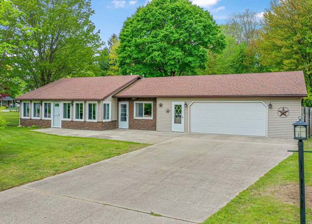 Property at 205 Alexander St, Cadillac, MI 49601, 2 beds, 1 bath