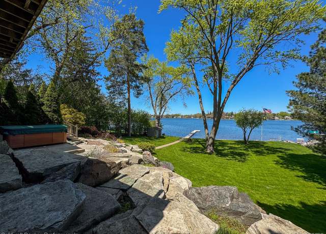 Property at 2660 Silverdown Ct, Waterford, MI 48328, 3 beds, 2.5 baths