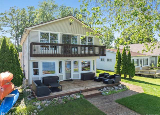 Property at 4825 Downing Dr, Pinckney, MI 48169, 4 beds, 3 baths