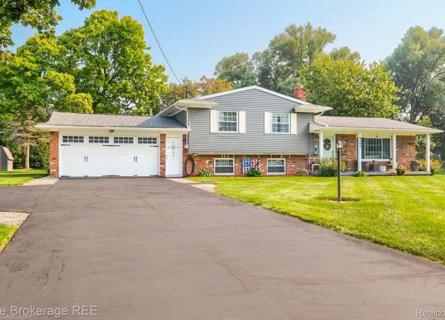 Property at 9404 E Lippincott Blvd, Davison, MI 48423, 4 beds, 2 baths