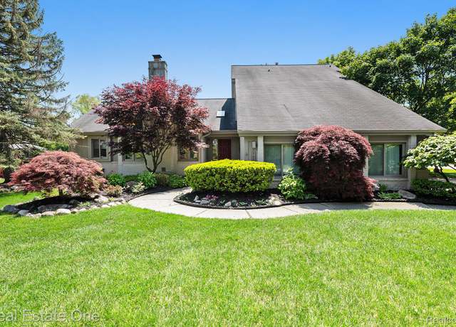 Property at 5299 Pond Bluff Dr, West Bloomfield, MI 48323, 4 beds, 3.5 baths