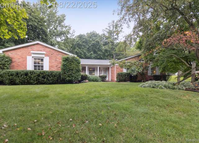 Property at 21111 Centerfarm Ln, Farmington Hills, MI 48335, 3 beds, 2.5 baths