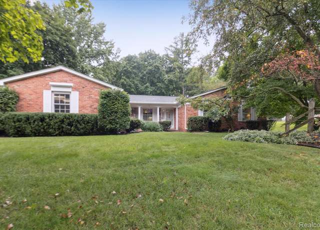 Property at 21111 Centerfarm Ln, Farmington Hills, MI 48335, 3 beds, 2.5 baths