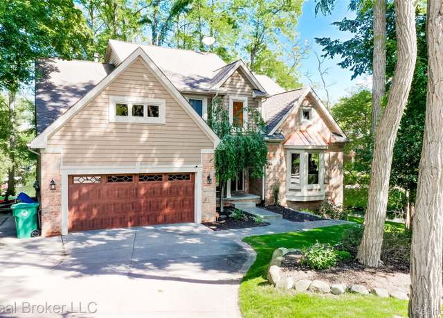 Property at 816 Seager St, Commerce Charter Township, MI 48390, 5 beds, 4 baths