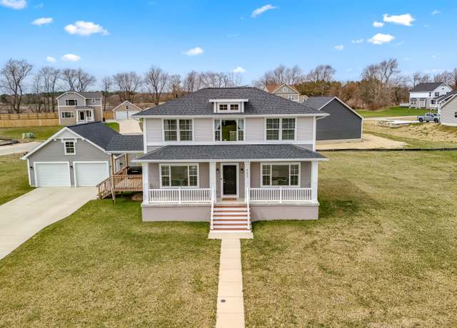 Property at 703 Oakwood Dr, Charlotte, MI 48813, 3 beds, 2.5 baths