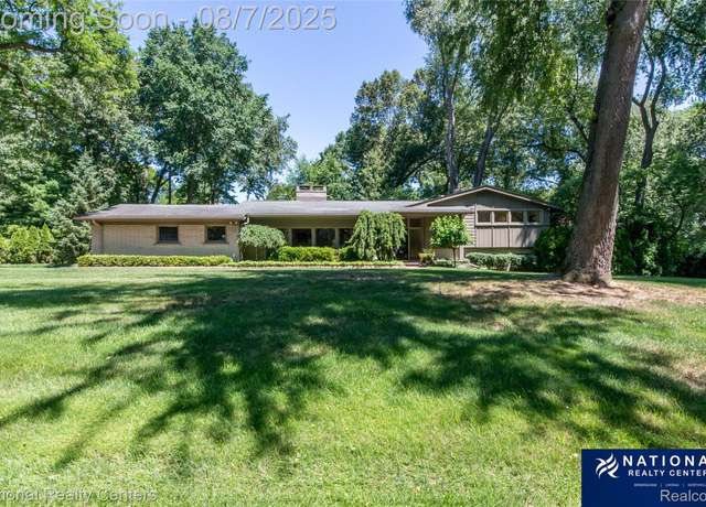 Property at 4933 Malibu Dr, Bloomfield Charter Township, MI 48302, 3 beds, 3 baths