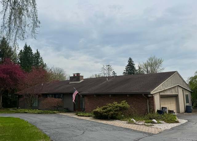 Property at 3855 Lincoln Rd, Bloomfield Hills, MI 48301, 3 beds, 2.5 baths