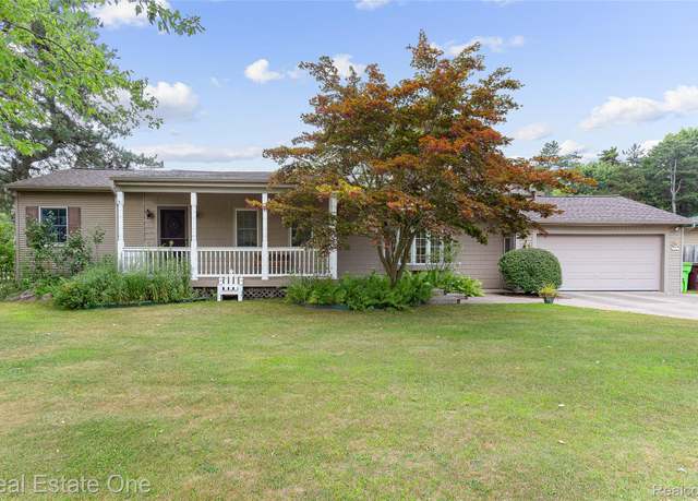 Property at 940 Sebek St, Oxford, MI 48371, 3 beds, 2 baths