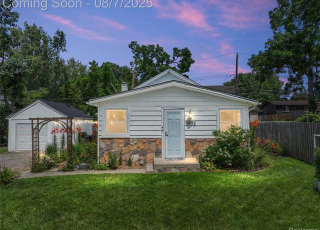 Property at 3932 Oak Knoll Rd, Waterford Charter Township, MI 48328, 3 beds, 2 baths
