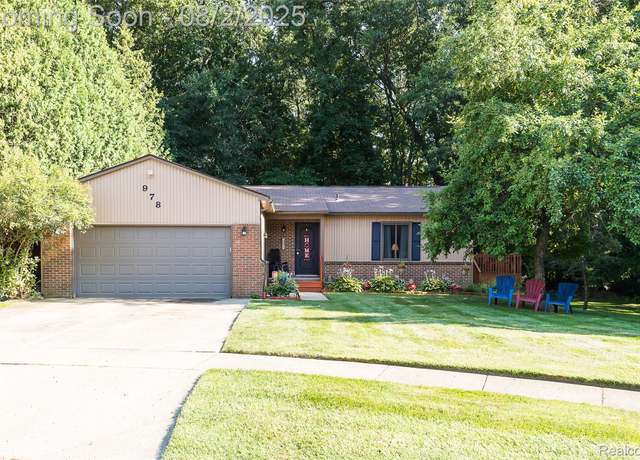 Property at 978 Alpine Dr, Brighton, MI 48116, 3 beds, 2.5 baths