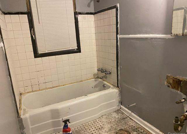 Property at 19759 Kelly Rd, Detroit, MI 48225, 3 beds, 1 bath
