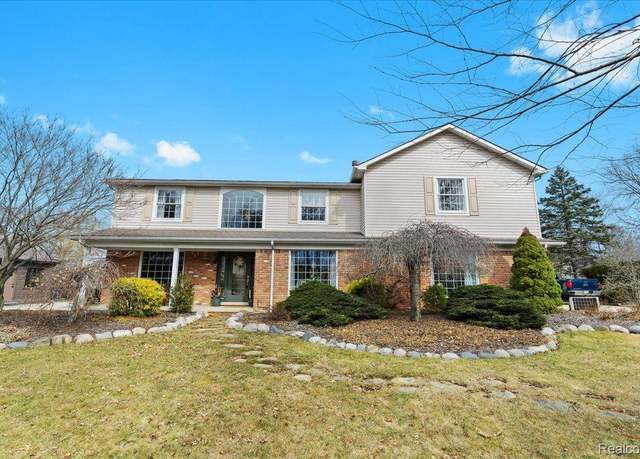 Property at 8842 Thorntree Dr, Grosse Ile, MI 48138, 4 beds, 3.5 baths