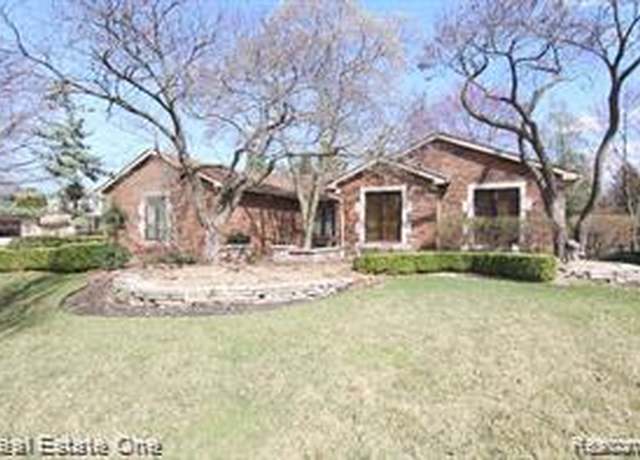 Property at 19550 Laurel Dr, Livonia, MI 48152, 3 beds, 3 baths