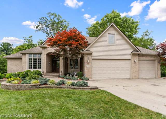 Property at 20403 Robinway Dr, Clinton Charter Township, MI 48036, 5 beds, 4 baths