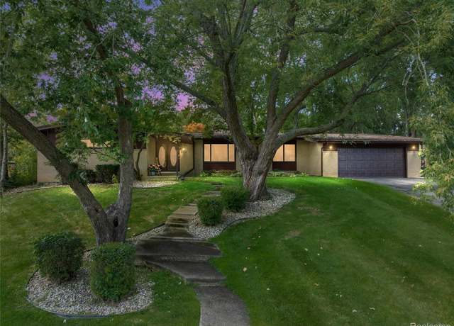 Property at 31017 Carriage Hill Rd, Farmington, MI 48331, 4 beds, 3.5 baths