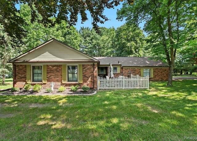 Property at 7248 Parkwood Dr, Fenton, MI 48430, 3 beds, 2 baths