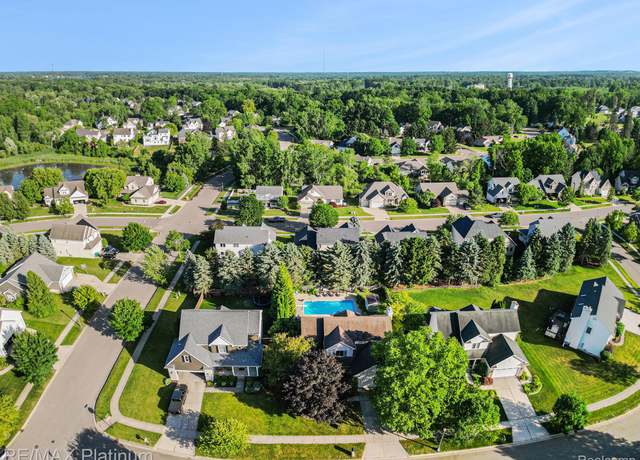 Property at 6608 Periwinkle Ln, East Lansing, MI 48823, 4 beds, 2.5 baths
