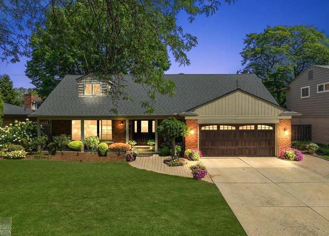 Property at 968 Moorland Dr, Grosse Pointe Woods, MI 48236, 3 beds, 2.5 baths