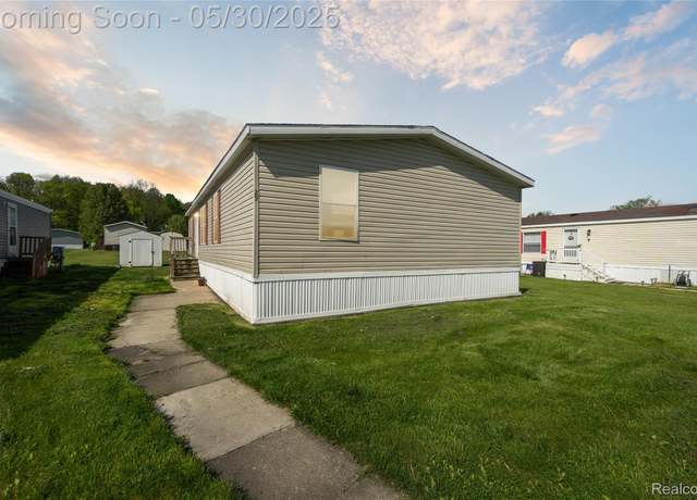 Property at 29 Fox Hound Ct, Grand Blanc, MI 48439, 3 beds, 2 baths