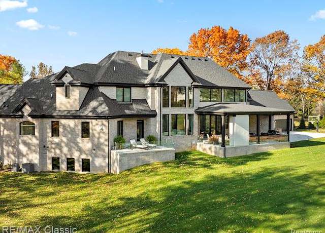 Property at 815 N Milford Rd, Milford, MI 48381, 3 beds, 2.5 baths