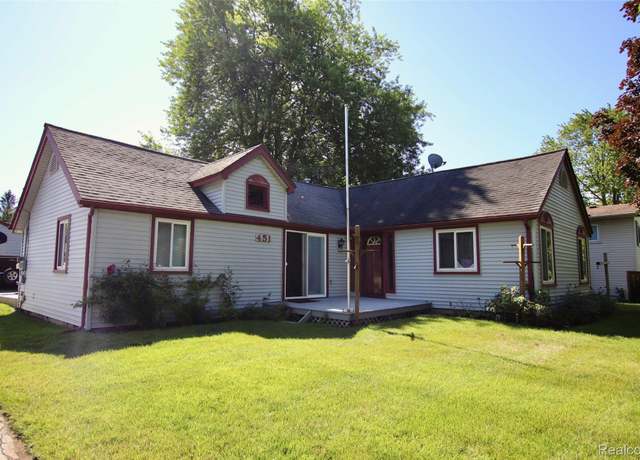 Property at 451 S Hospital Rd, Waterford, MI 48327, 3 beds, 1 bath