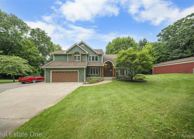 Property at 2031 St Clair Dr, Highland Charter Township, MI 48357, 4 beds, 2.5 baths