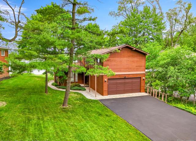Property at 3150 Wellington Ct, West Bloomfield, MI 48324, 4 beds, 2.5 baths