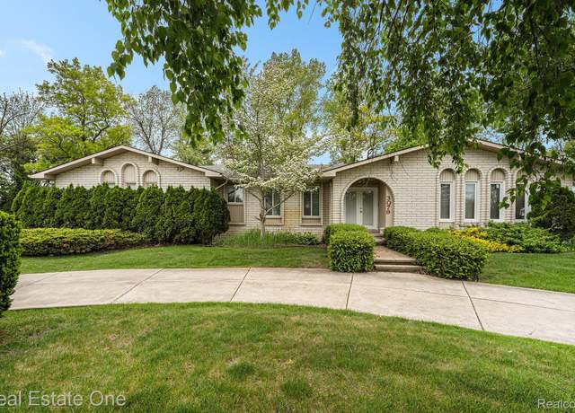 Property at 3079 Ravinewood Dr, Commerce Twp, MI 48382, 3 beds, 2.5 baths