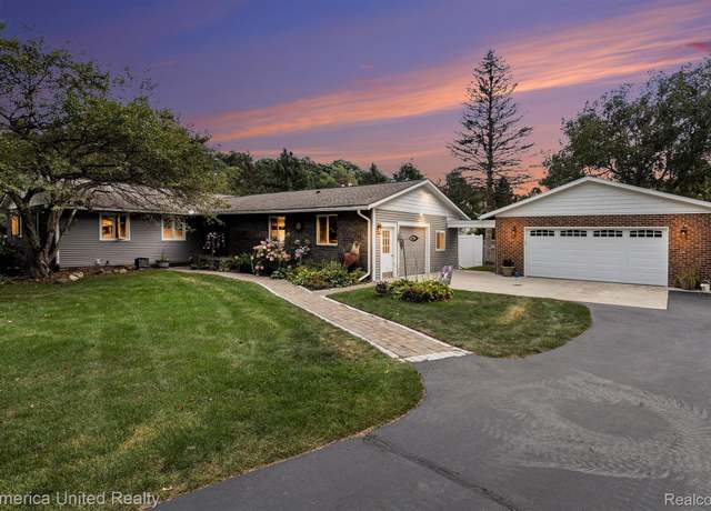 Property at 2400 Pinewood Ct, Milford Charter Township, MI 48381, 3 beds, 2 baths