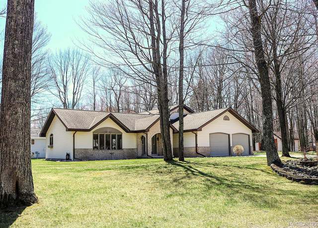 Property at 2821 3rd Ave W, Gladstone, MI 49837, 3 beds, 2.5 baths