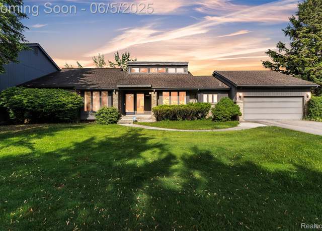 Property at 5520 Ridgewood, West Bloomfield, MI 48322, 2 beds, 2.5 baths