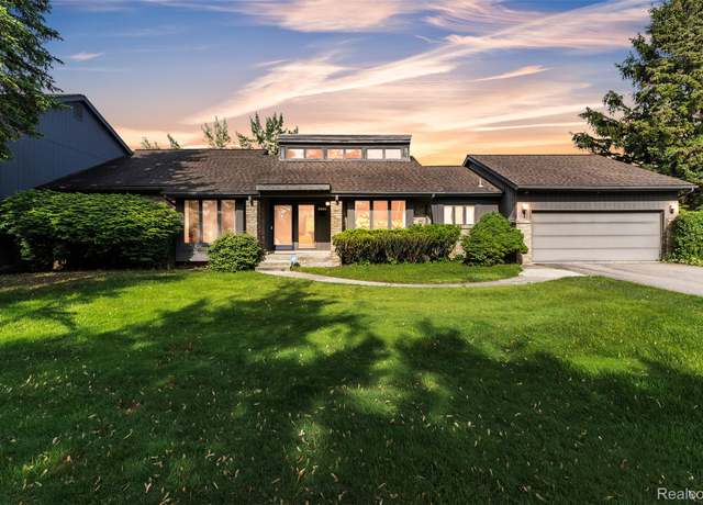 Property at 5520 Ridgewood, West Bloomfield, MI 48322, 2 beds, 2.5 baths