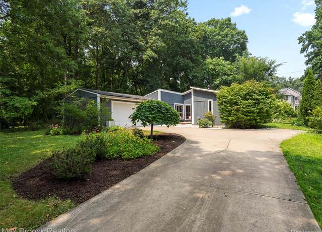 Property at 310 Kendry Ave, Bloomfield Township, MI 48302, 4 beds, 2 baths