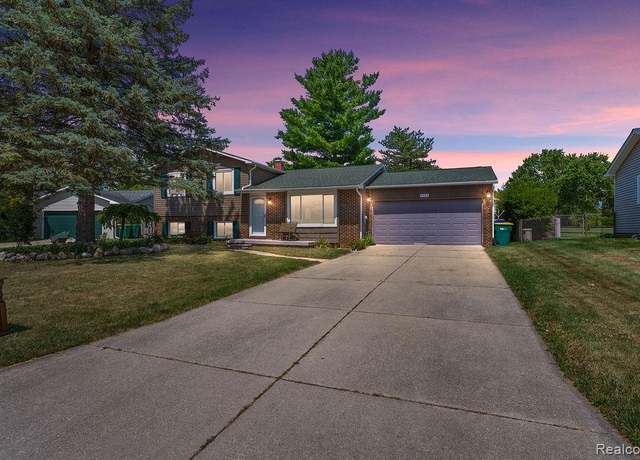 Property at 9328 Elaine Dr, Swartz Creek, MI 48473, 3 beds, 2 baths