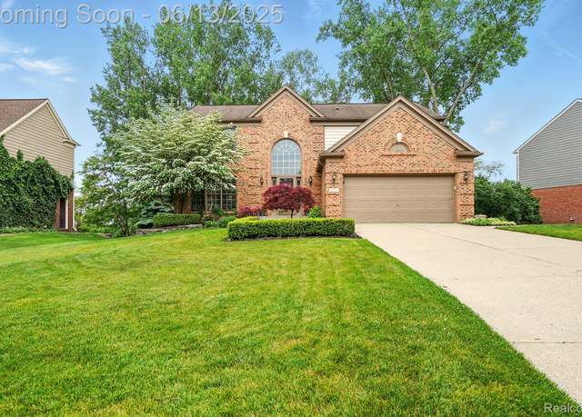 Property at 1377 Lake Shore Blvd, Lake Orion, MI 48362, 4 beds, 3.5 baths