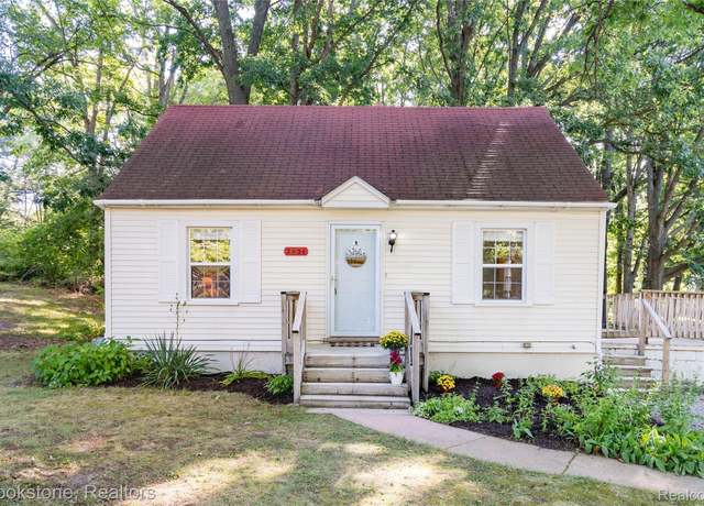 Property at 2436 Richwood Rd, Auburn Hills, MI 48326, 2 beds, 1 bath
