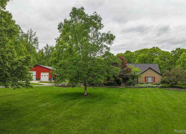 Property at 490 Rolling Oaks Dr, Howell, MI 48843, 4 beds, 3.5 baths
